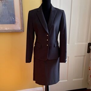 Tahari Ladies’ skirt suit size 8